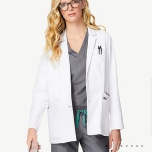 FIGS Brand style is "Bellevue Short Lab coat"